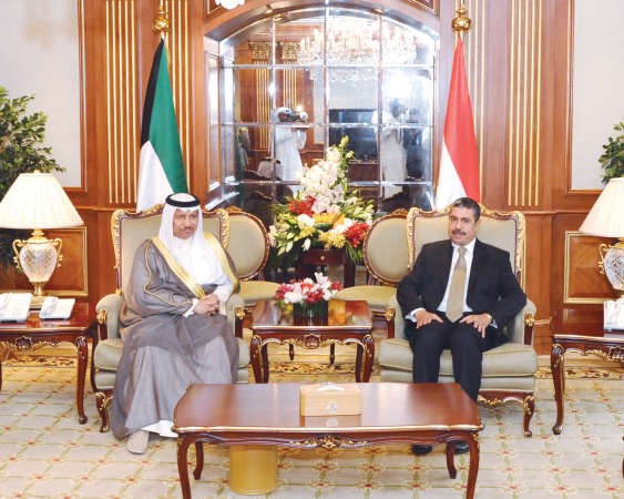 سمو رئيس مجلس الوزراء الشيخ جابر المبارك خلال لقائه نائب رئيس اليمن خالد بن محفوظ بحاح ﻿
