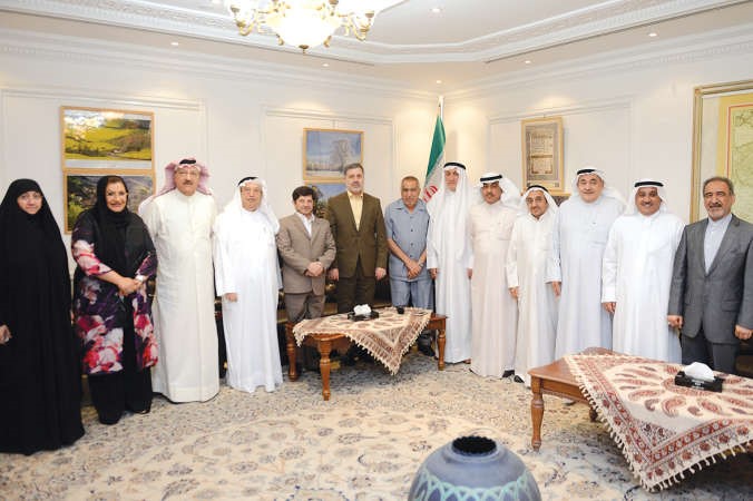 السفير علي رضا عنايتي متوسطا اعضاء رابطة الصداقة الكويتية - الايرانية خلال حفل العشاءسامي الخليفي
