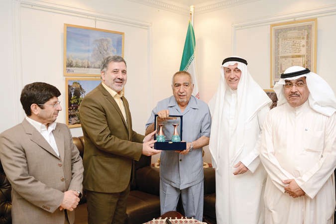 السفير عنايتي يقدم هدية تذكاريةللرابطة يتسلمها دعبدالرحمن العوضي بحضور موسى معرفي ودعباس خامة يار