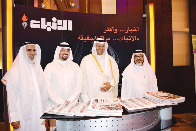 دعلي العبيدي ومرزوق خالد المرزوق والزميل يوسف عبدالرحمن ودطارق المخيزيم في جناح الانباء﻿