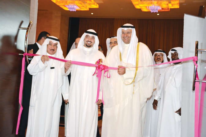 وزير الصحة دعلي العبيدي ممثل سمو رئيس مجلس الوزراء مع مدير عام شركة نوف اكسبو مرزوق خالد المرزوق وفيصل الدوسري يفتتحون المعرض على هامش المؤتمر
﻿