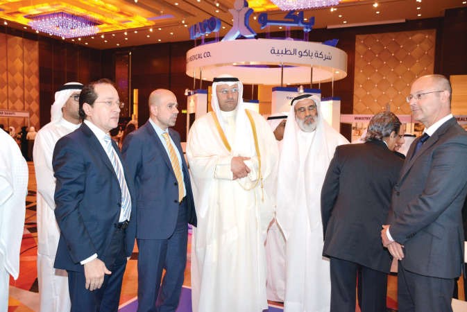 د علي العبيدي مع عدد من الحضور ﻿