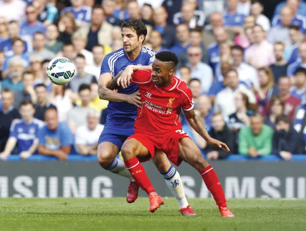 مهاجم ليفربول رحيم ستيرلنغ يحاول الهروب من مضايقة لاعب تشلسي سيسك فابريغاس افپ