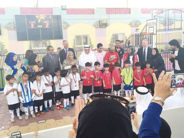 عبدالله الطريجي مع ادارة روضة عبدالعزيز الشاهين وعدد من براعمها﻿