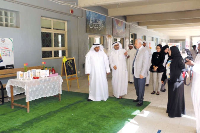 دبدر العيسى يستمع الى عادل الراشد بحضور مدير منطقة العاصمة ناجي الزامل ﻿