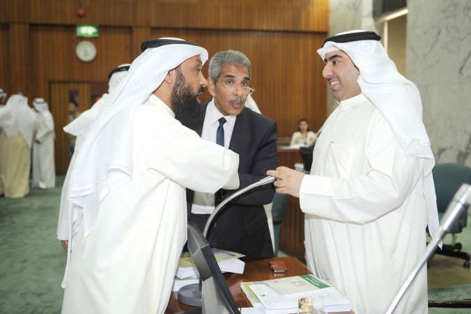 اسامة العتيبي ومانع العجمي خلال الجلسة 