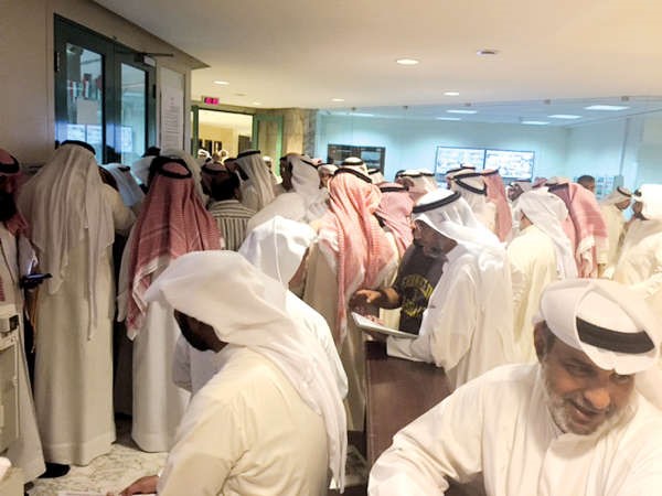 جانب من تدافع المواطنين في مبنى السكنية