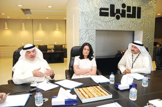 النائب صالح عاشور متحدثا ود ابتهال الخطيب تتابع ويبدو الزميل حسين الرمضان