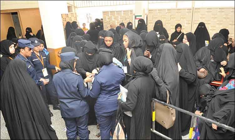مجموعة من النساء خلال مشاركتهن في الانتخابات البرلمانية