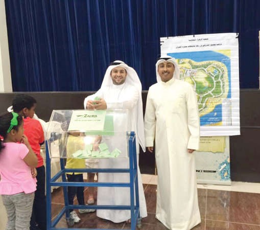 جانب من عملية اجراء القرعة للمشاركين في رحلة الشاليهات﻿