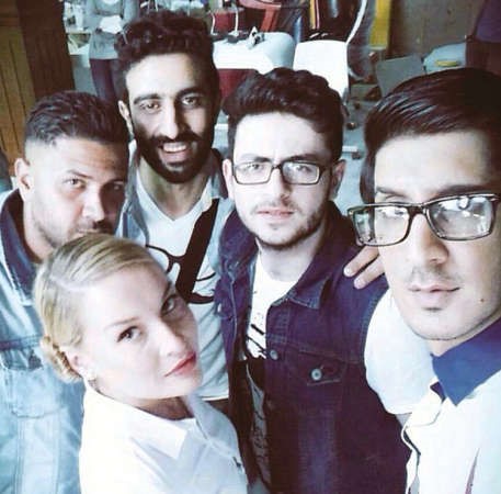 عبدالله عبدالعزيز مع فريق عمل الاغنية﻿
