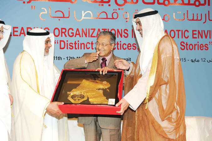 العبدالله مهديا مهاتير محمد هدية تذكارية لمشاركته في المؤتمر 	هاني عبدالله﻿