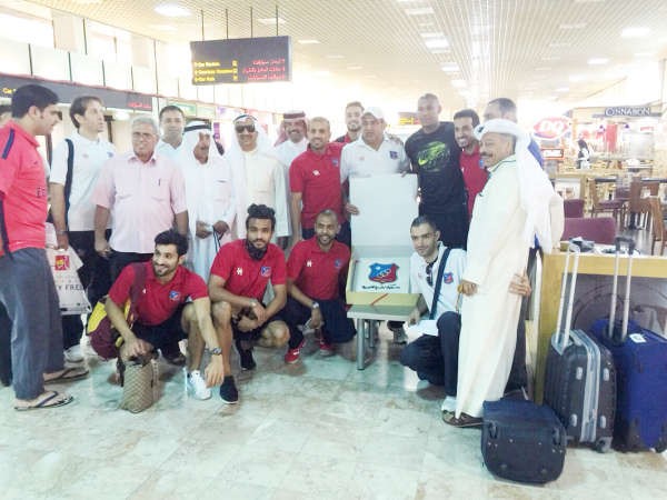 وفد نادي الكويت بالمطار وامامه كيكة الفوز بلقب الدوري