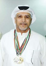 خالد عبدالنبي مع ميداليات التفوق﻿