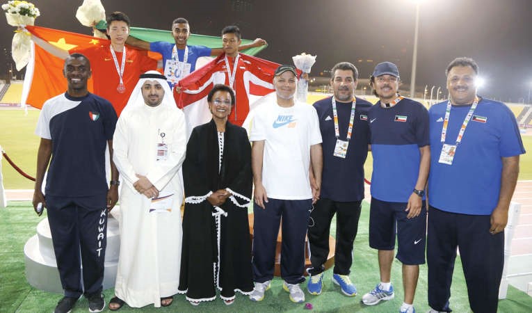 الشيخة نعيمة الاحمد تتوسط الوفد بعد تتويج اللاعب فارس السعيد ﻿