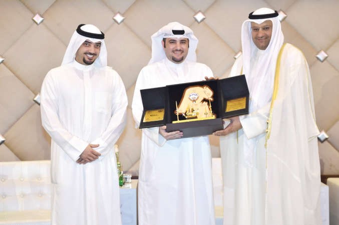  وزير الصحة يكرم ممثل بيتك بحضور مرزوق خالد المرزوق 