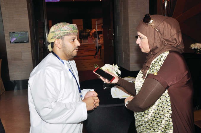 د محمد الربيعي متحدثا الى الزميلة حنان عبدالمعبود احمد علي