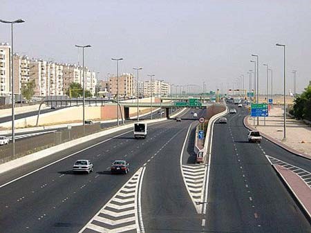 «المرور»: اليوم بدء السير على كتف الطريق من 6 صباحاً حتى 10 مساءً
