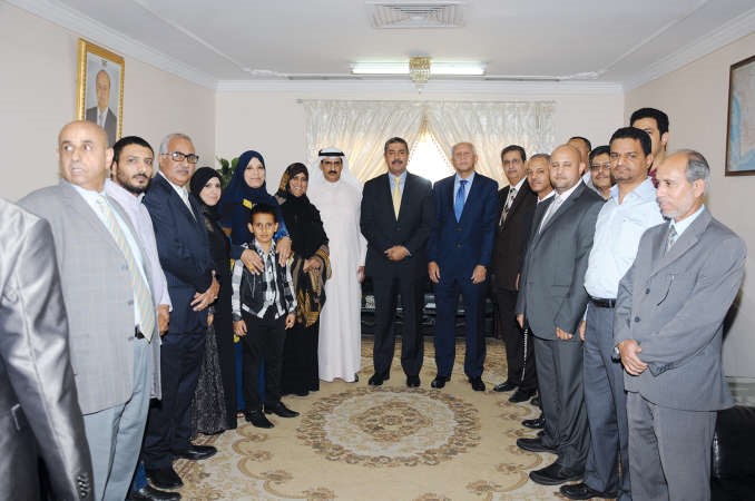 نائب رئيس الجمهورية ورئيس الوزراء اليمني خالد بن محفوظ بحاح اثناء زيارته مقر السفارة اليمنية في منطقة الجابرية﻿