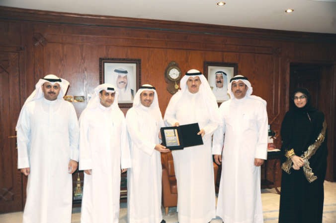 الشيخ سلمان الحمود مع رئيس واعضاء رابطة الادباء الكويتية ﻿
