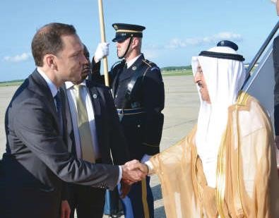 صاحب السمو الامير الشيخ صباح الاحمد لدى وصوله وفي استقباله رئيس المراسم في البيت الابيض السفير بيتر سيلفرج ﻿