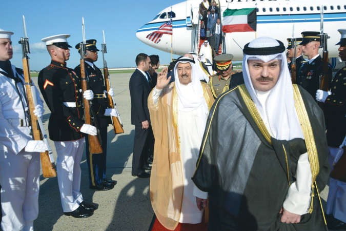 صاحب السمو محييا مستقبليه ويبدو الشيخ خالد العبدالله﻿