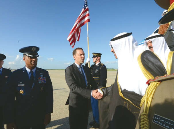 الشيخ صباح الخالد والشيخ محمد الخالد يصافحان مستقبليهما﻿