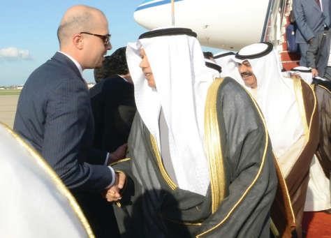 السفيران احمد فهد الفهد وخالد الجارالله يصافحان مستقبليهما﻿
