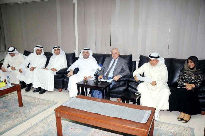 د بدر العيسى متوسطا د يوسف الزلزلة ود عبدالحميد دشتي ويسرى العمر	محمد خلوصي﻿