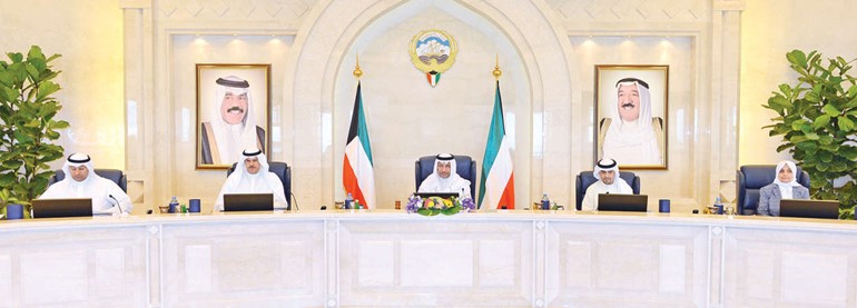 سمو رئيس الوزراء مترئسا جلسة مجلس الوزراء بحضور الشيخ سلمان الحمود وانس الصالح ودعلي العبيدي وهند الصبيح