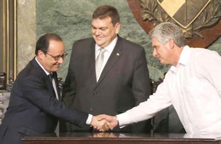 الرئيس الفرنسي فرانسوا هولاند مصافحا نائب الرئيس الكوبي ميغيل دياز كانيل قبيل القائه كلمة بجامعة هافانا امساپ 
