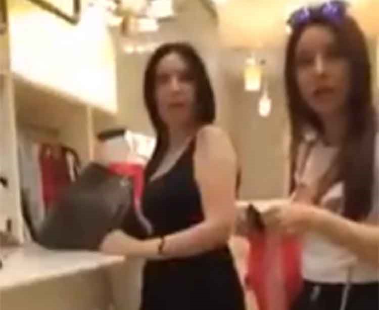بالفيديو.. «وصلة ردح» من إماراتية لـ«عبير صبري» و«فريـال يوسف» بـ«دبي» بسبب ملابسهما