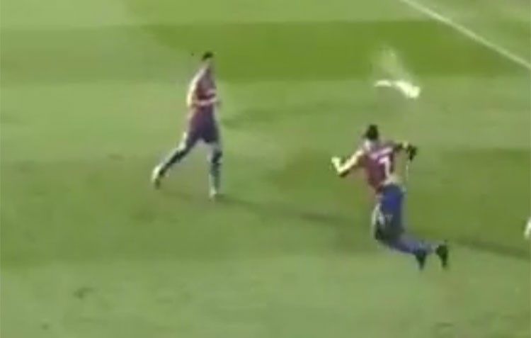 بالفيديو.. ألقوا عليه زجاجة مياه فاستعرض في إبعادها!
