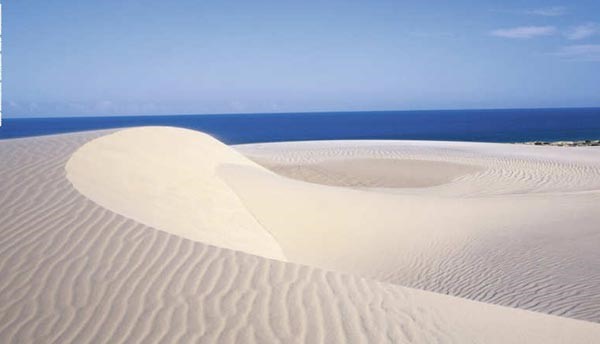 تتمتع الجزيرة بكثبان رملية رائعة