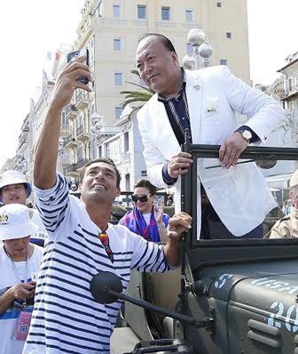 بالصور.. ملياردير صيني يكافئ 6400 من موظفيه برحلة إلى فرنسا