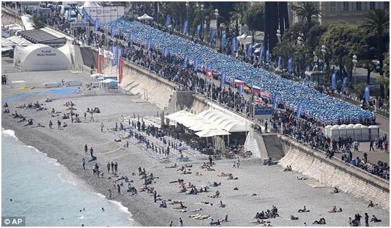 بالصور.. ملياردير صيني يكافئ 6400 من موظفيه برحلة إلى فرنسا