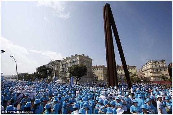 بالصور.. ملياردير صيني يكافئ 6400 من موظفيه برحلة إلى فرنسا