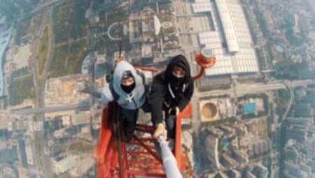 بالفيديو.. تسللا ليلاً إلى قمة أحد أطول الأبراج لالتقاط صورة سيلفي