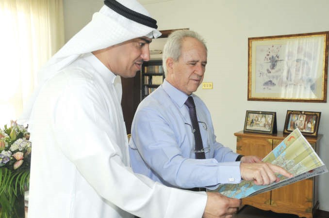 السفير اليوناني يطلع الزميل الخالدي على خريطة لبلاده ﻿