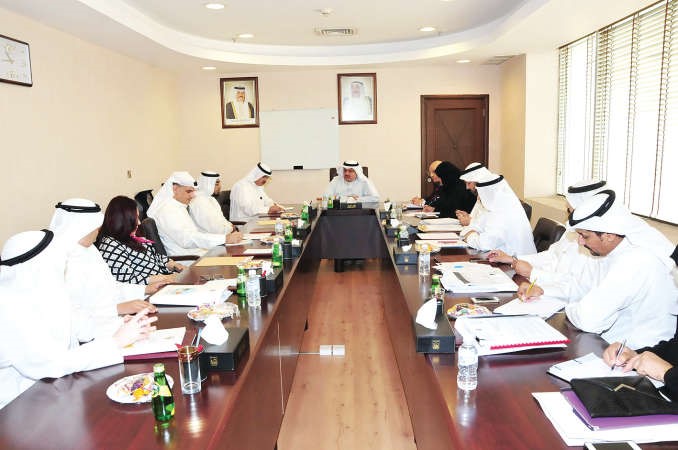 الوزير عيسى الكندري خلال ترؤسه الاجتماع مع قياديي البلدية 