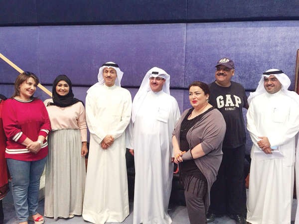 وكيل وزارة الاعلام طارق المزرم والشيخ فهد المبارك وسعد الفندي مع ابطال المسلسل ومؤلفته اميرة نجم