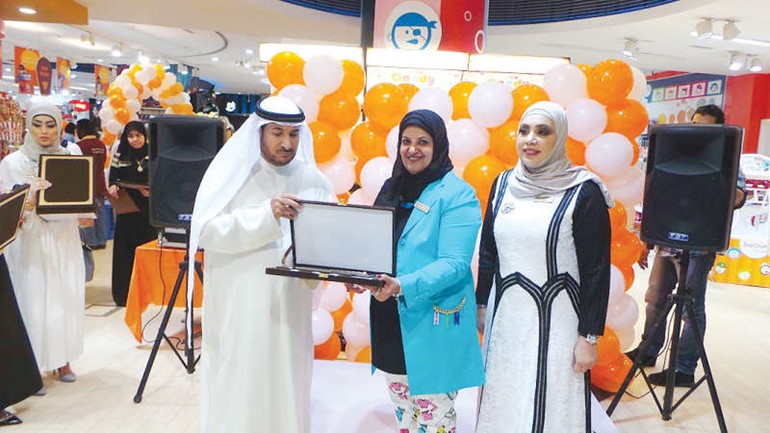 طلق الهيم يكرم مديرة المدرسة بحضور مشاعل بن جبل