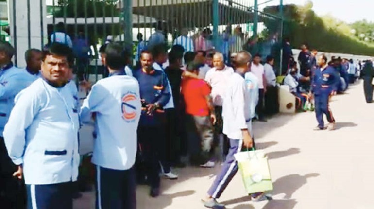 جانب من اعتصام العمال والمراسلين﻿
