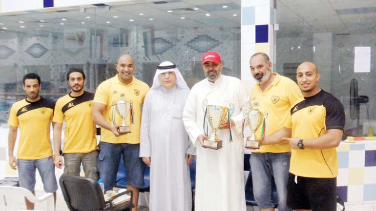 الشيخ خالد الفهد وحسن ابو الحسن يتوسطان السباحين﻿