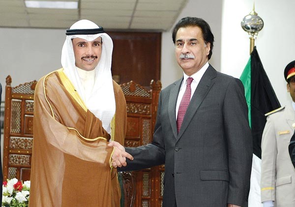 رئيس مجلس الامة مرزوق الغانم مصافحا نظيره الباكستاني سردار اياز صادق