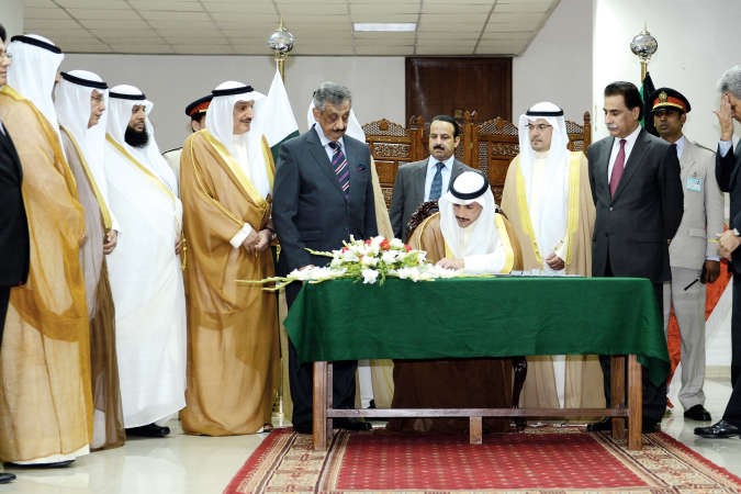 رئيس مجلس الامة مرزوق الغانم يسجل كلمة في سجل الشرف اثناء زيارته والوفد المرافق الى البرلمان الباكستاني