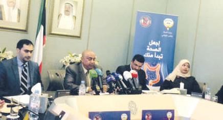 د خالد السهلاوي متحدثا خلال المؤتمر الصحافي بحضور د فهد الابراهيم