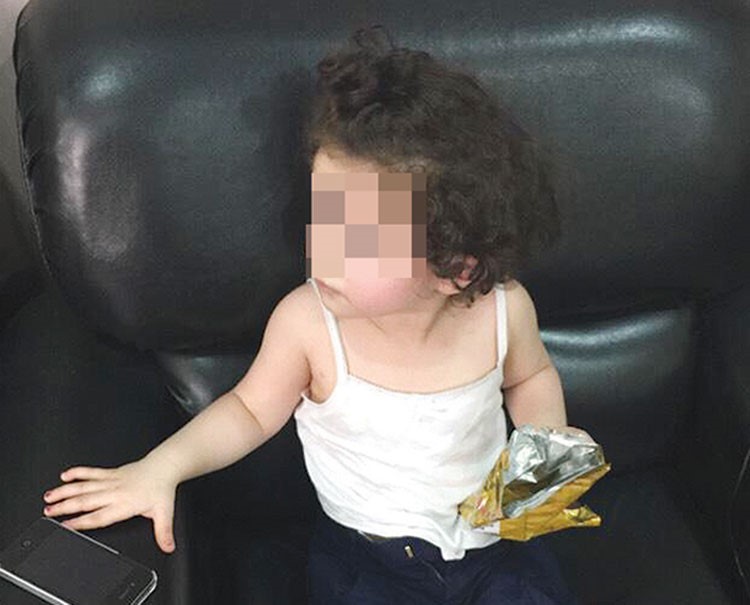الطفلة تلقت الرعاية والاهتمام من الامنيين في مخفر سعد العبدالله