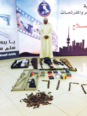المحامي وامامه الاسلحة والذخيرة التى ضبطت في حوزته