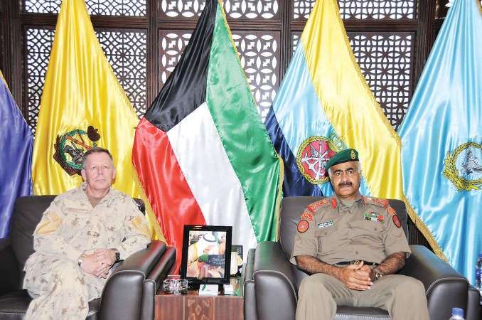 الفريق الركن محمد الخضر مستقبلا الفريق جونثان فانس ﻿